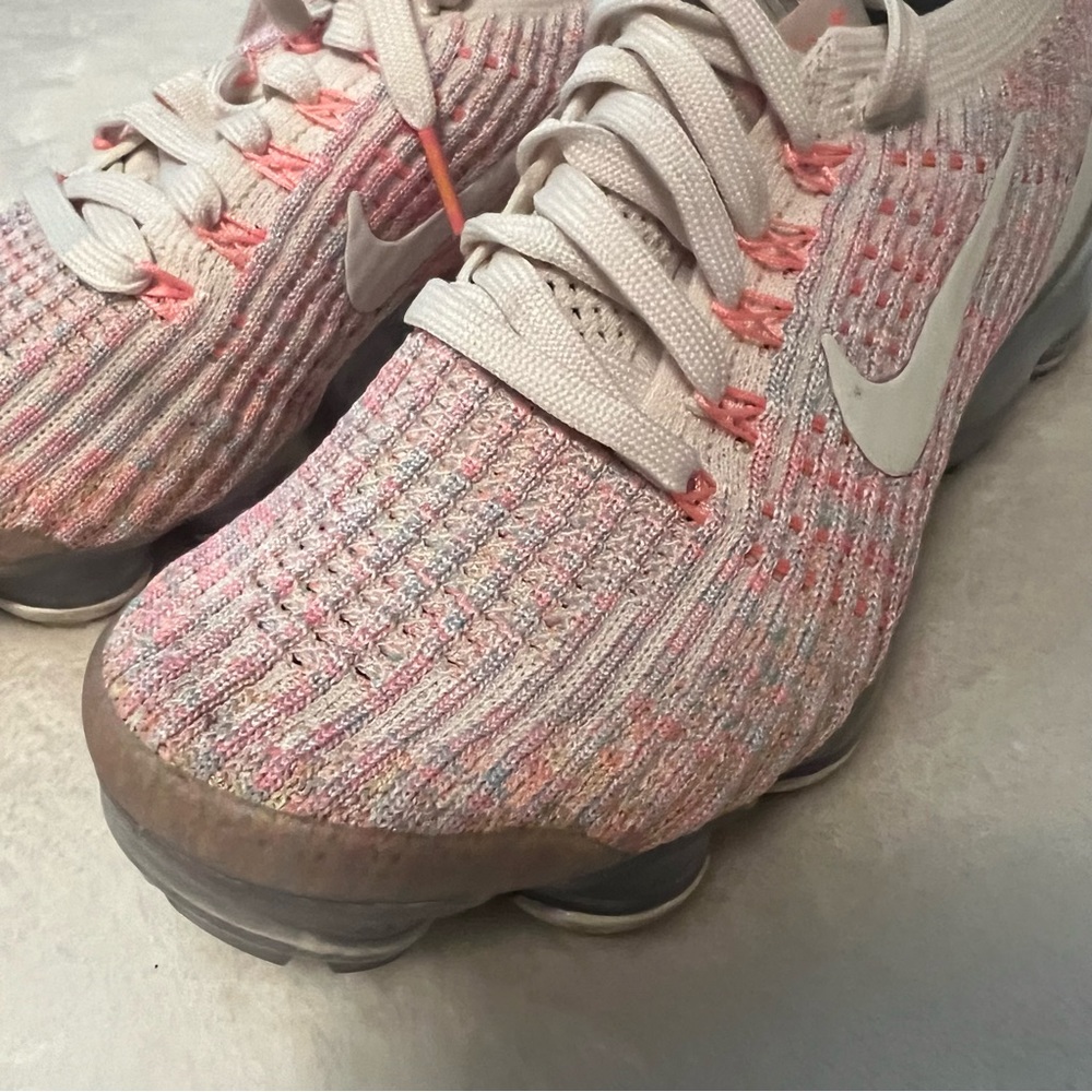 Women’s size 6.5 Nike vapormax: like new hardly worn: light pink - Picture 4 of 4